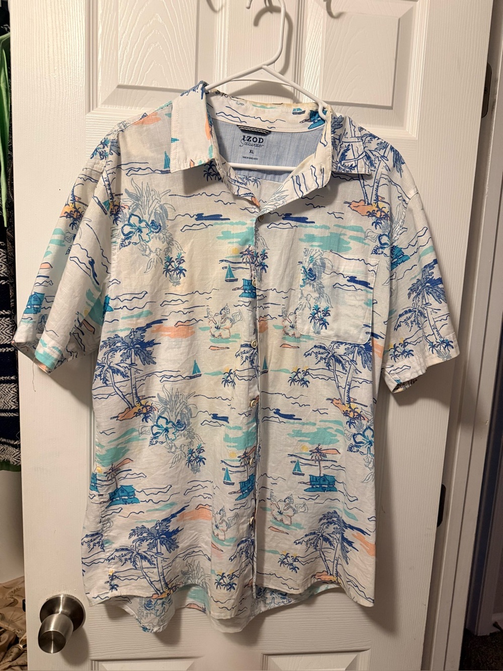 IZOD Menās White Tropical Print Short Sleeve Shirt